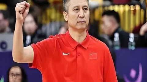 克裏斯滕森进球后向10号示意，向埃裏克森致敬。
